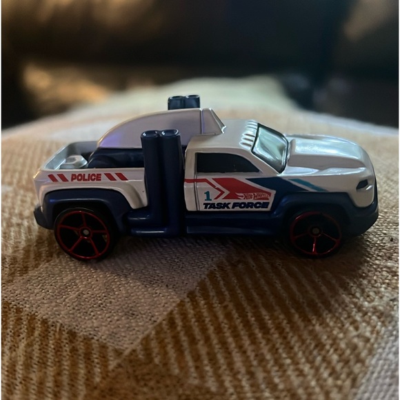 MATCHBOX BOAT CARS AND RESCUE TRUCK - Picture 9 of 10